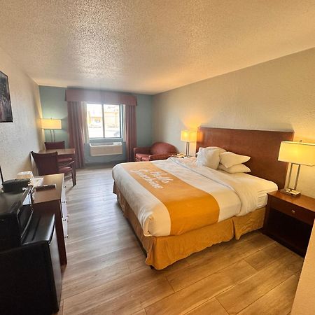 Days Inn By Wyndham Salina I-70 Bagian luar foto
