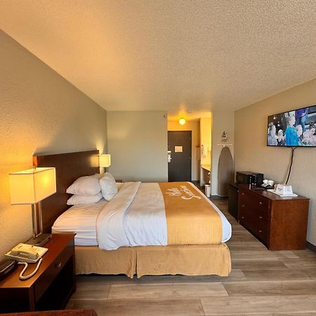 Days Inn By Wyndham Salina I-70 Bagian luar foto
