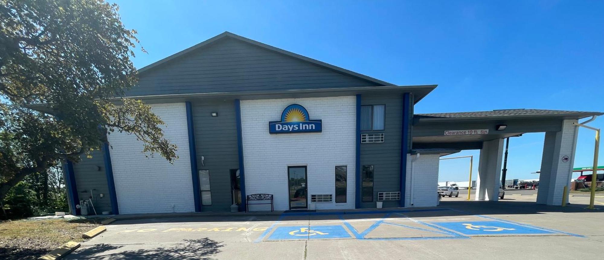 Days Inn By Wyndham Salina I-70 Bagian luar foto