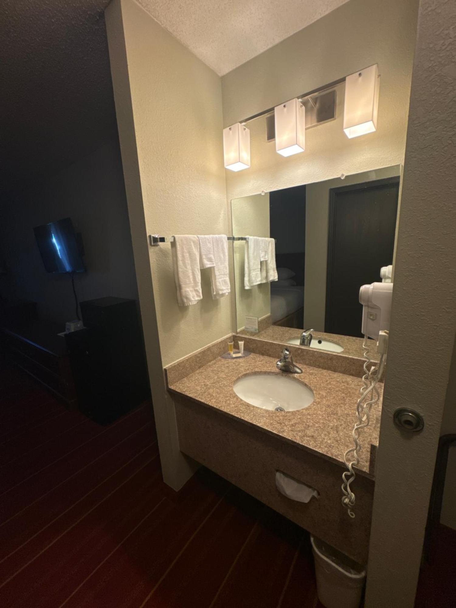 Days Inn By Wyndham Salina I-70 Bagian luar foto