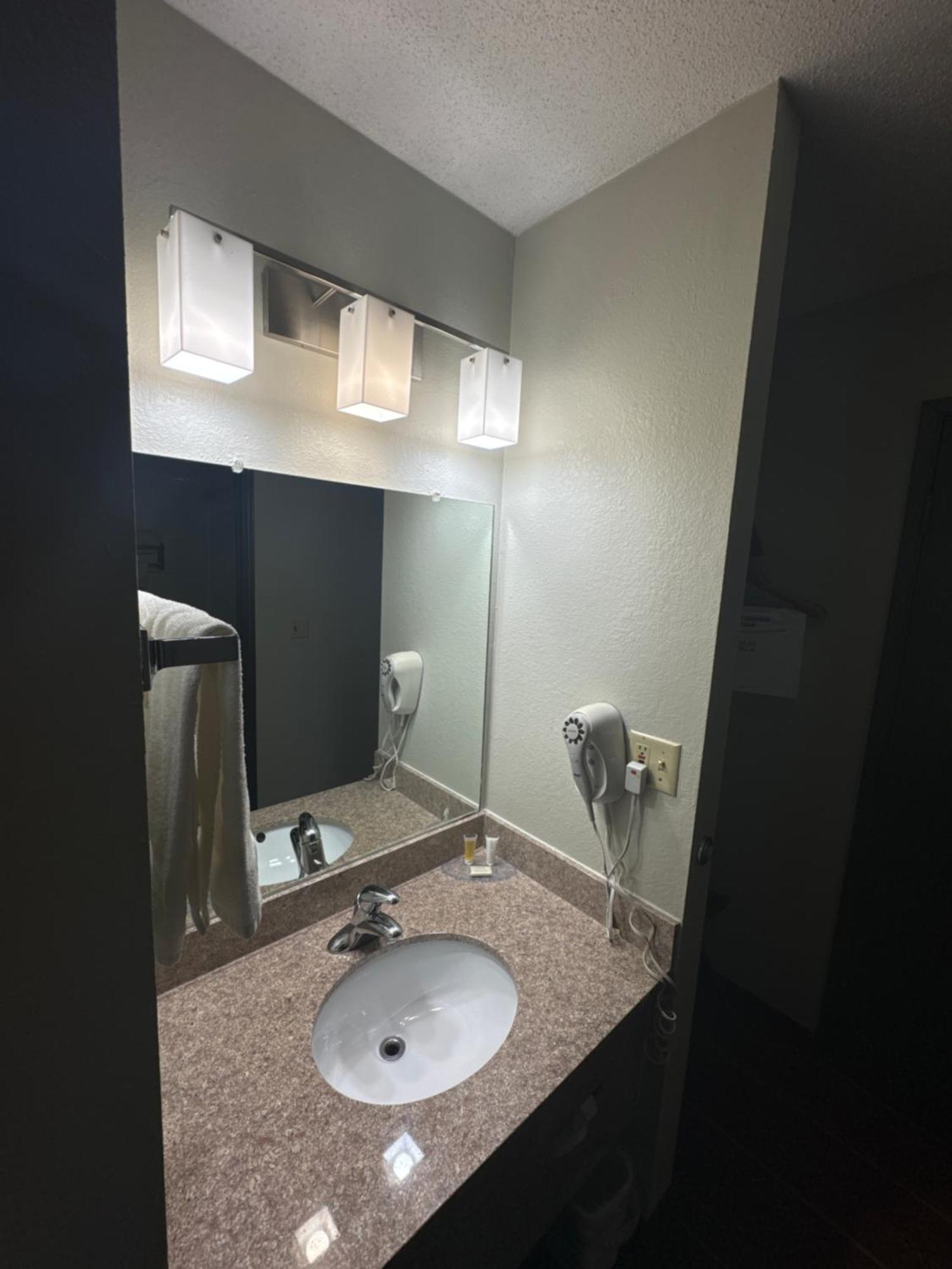 Days Inn By Wyndham Salina I-70 Bagian luar foto