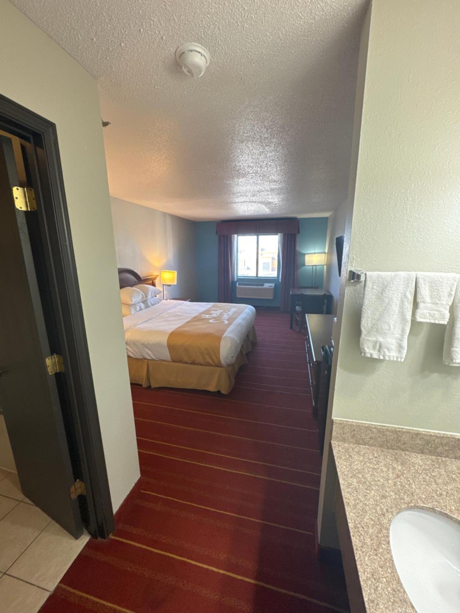 Days Inn By Wyndham Salina I-70 Bagian luar foto