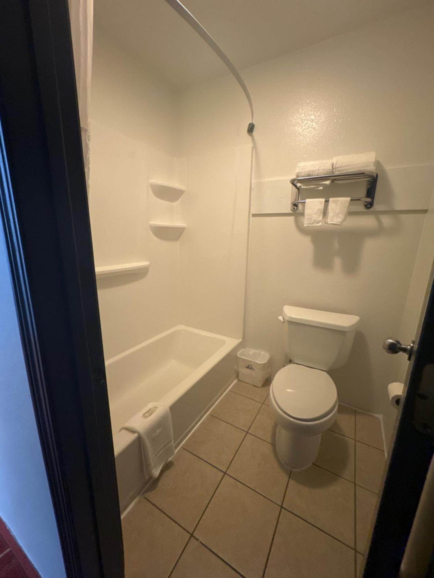 Days Inn By Wyndham Salina I-70 Bagian luar foto