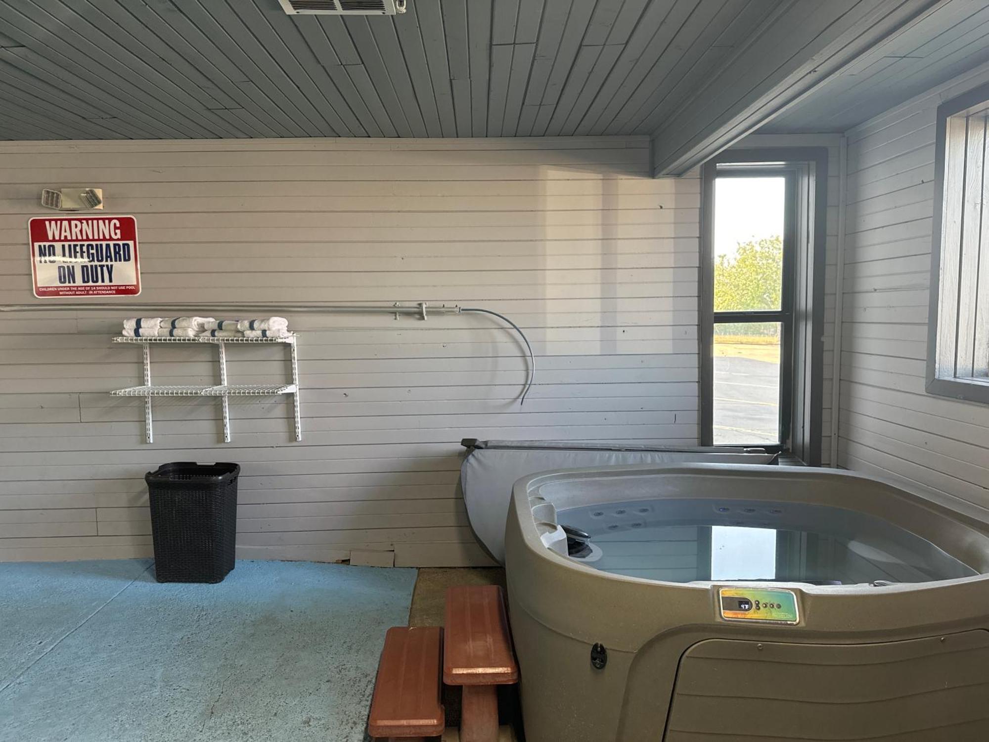 Days Inn By Wyndham Salina I-70 Bagian luar foto