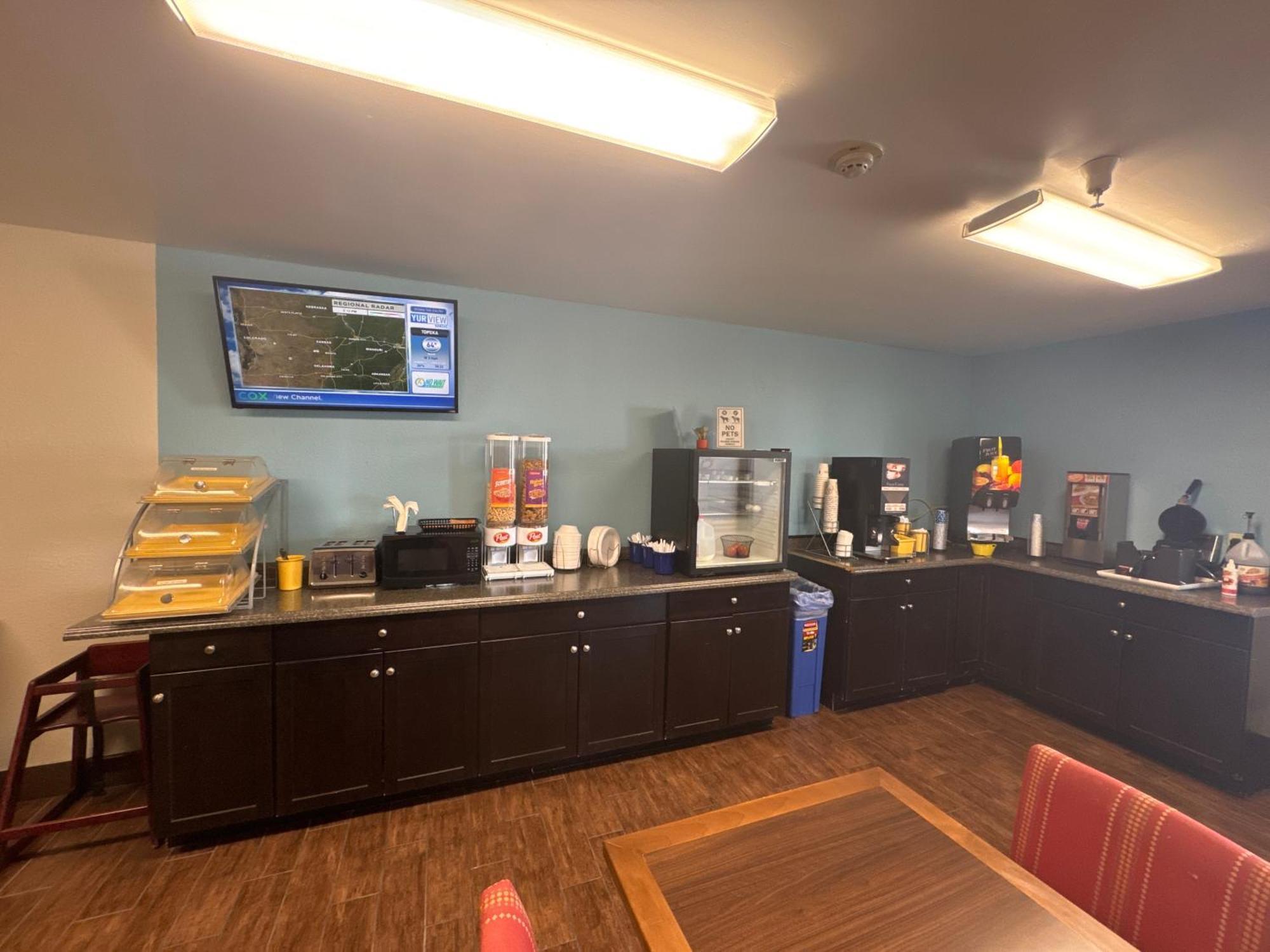 Days Inn By Wyndham Salina I-70 Bagian luar foto