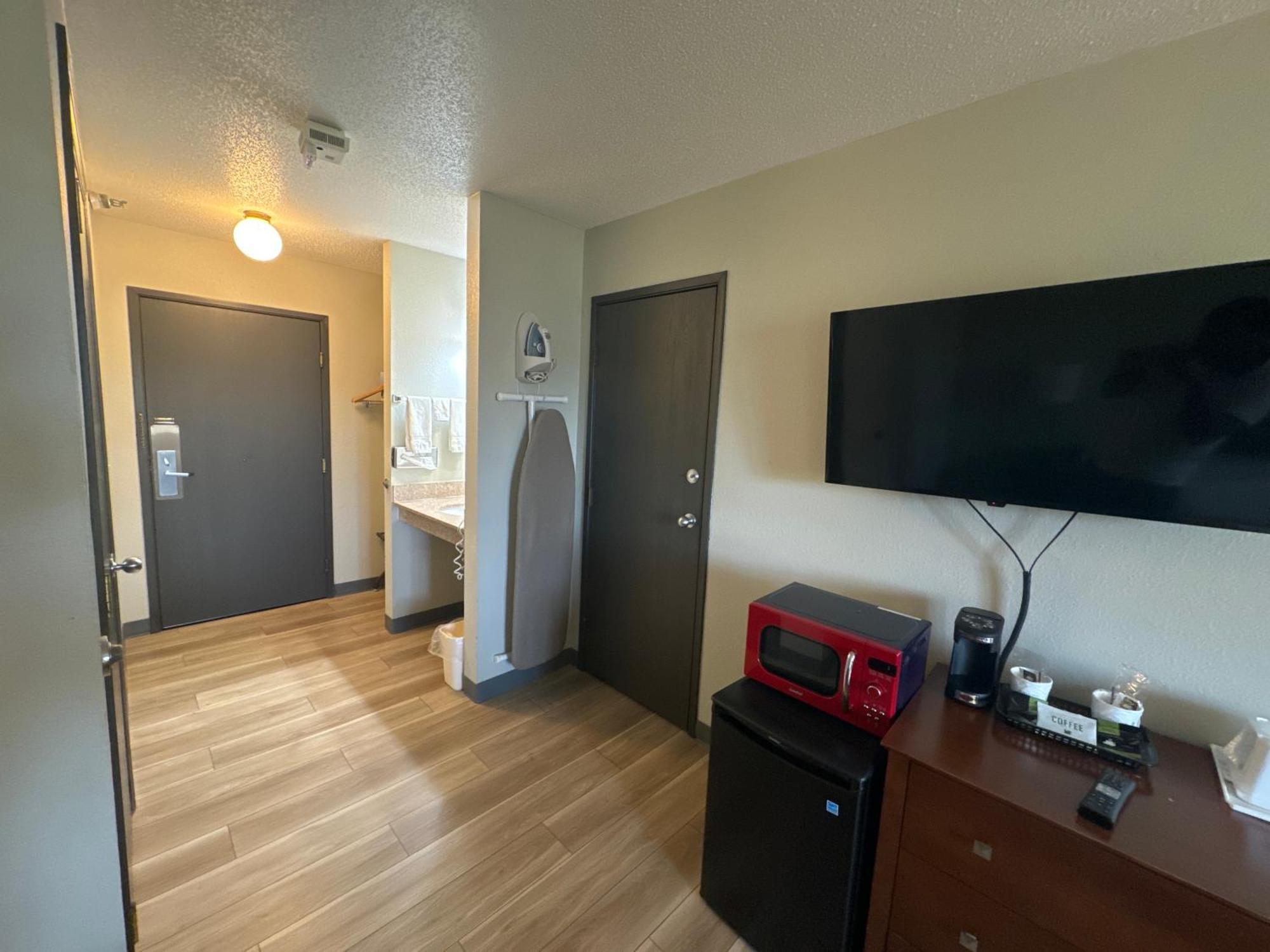 Days Inn By Wyndham Salina I-70 Bagian luar foto