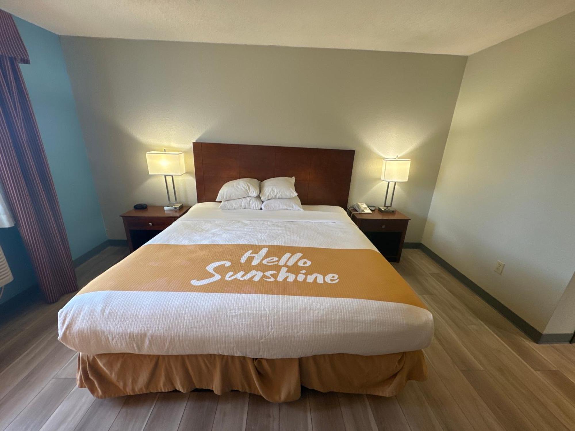 Days Inn By Wyndham Salina I-70 Bagian luar foto