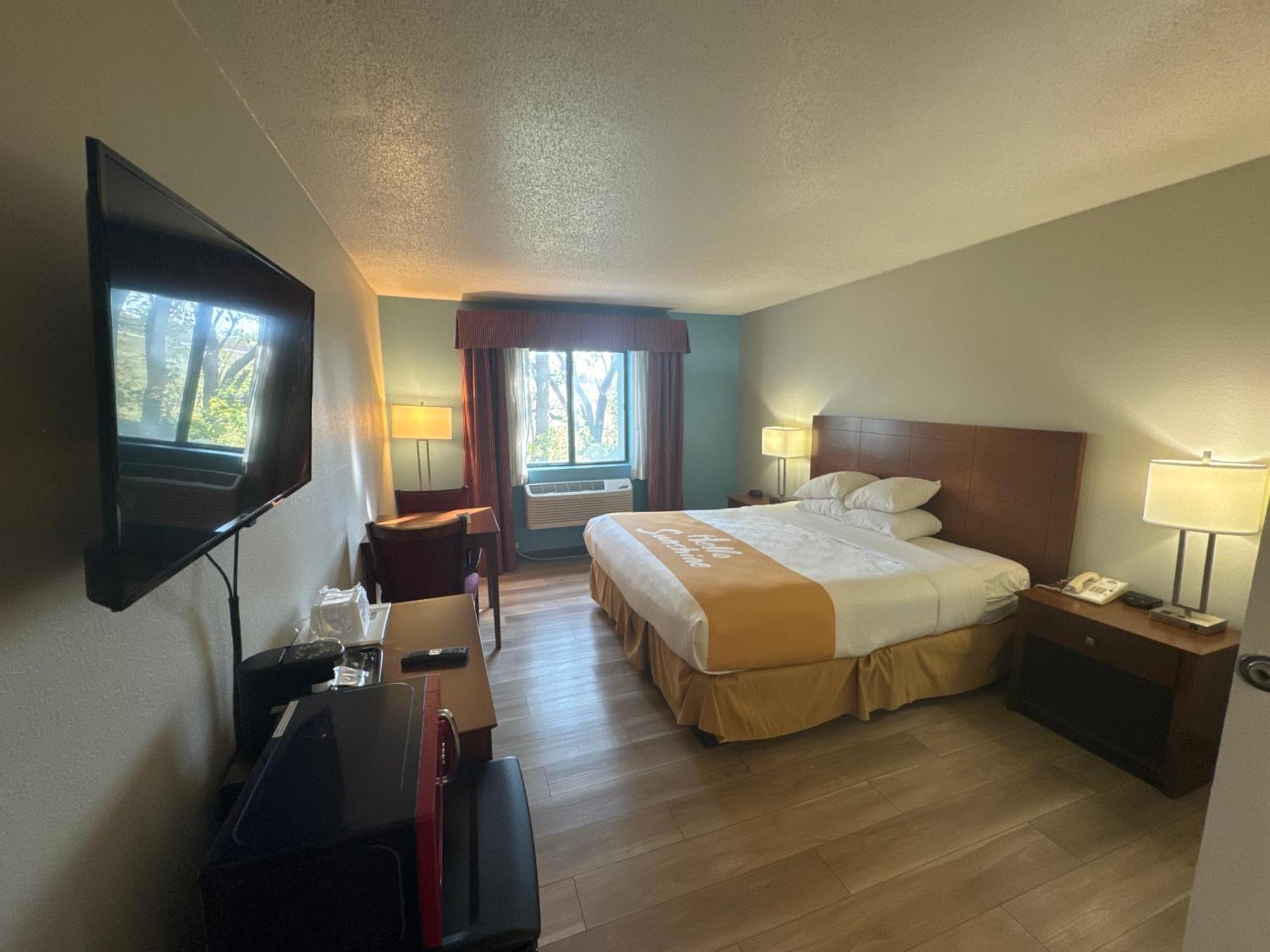 Days Inn By Wyndham Salina I-70 Bagian luar foto