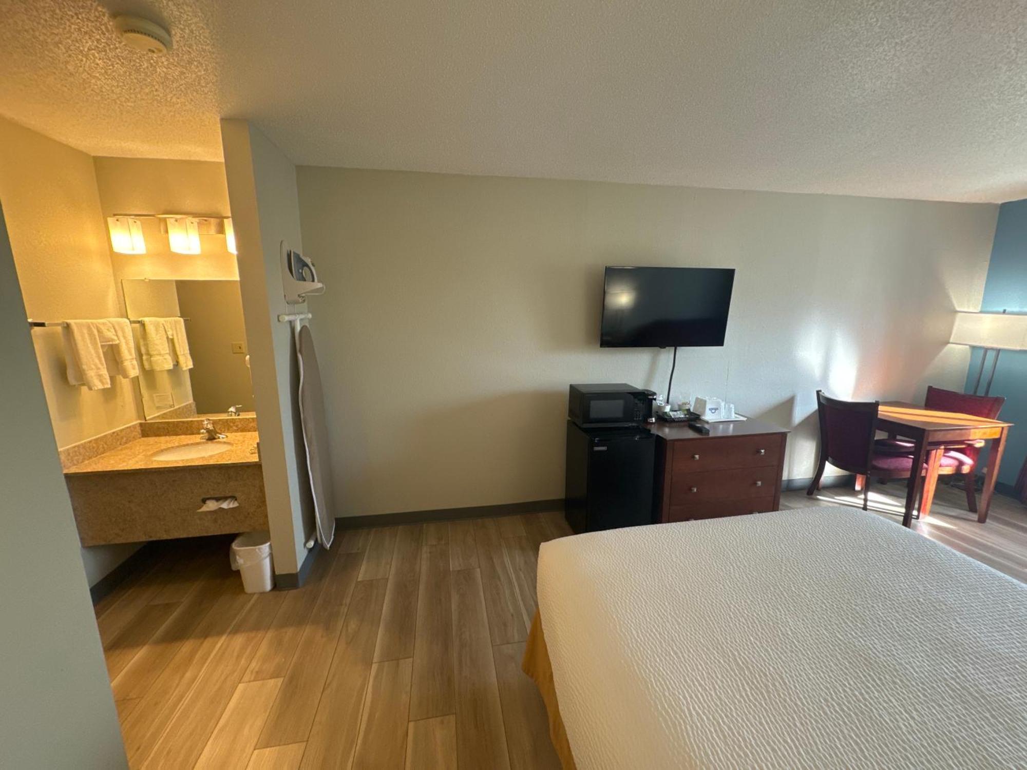 Days Inn By Wyndham Salina I-70 Bagian luar foto