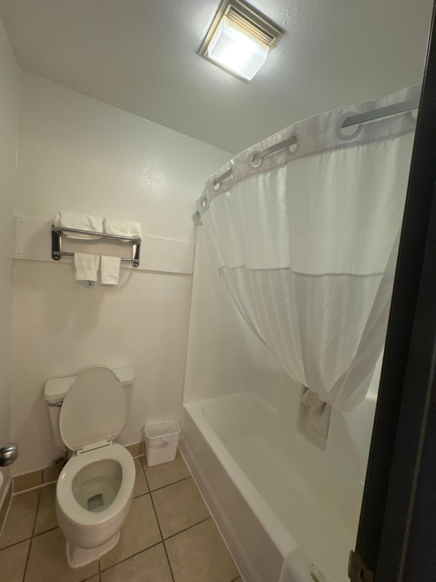 Days Inn By Wyndham Salina I-70 Bagian luar foto