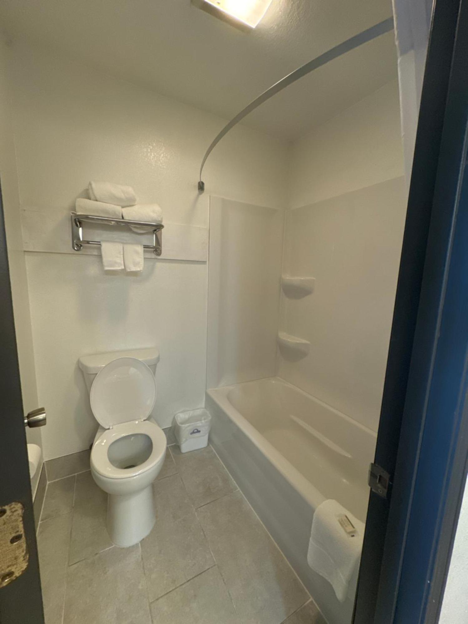 Days Inn By Wyndham Salina I-70 Bagian luar foto