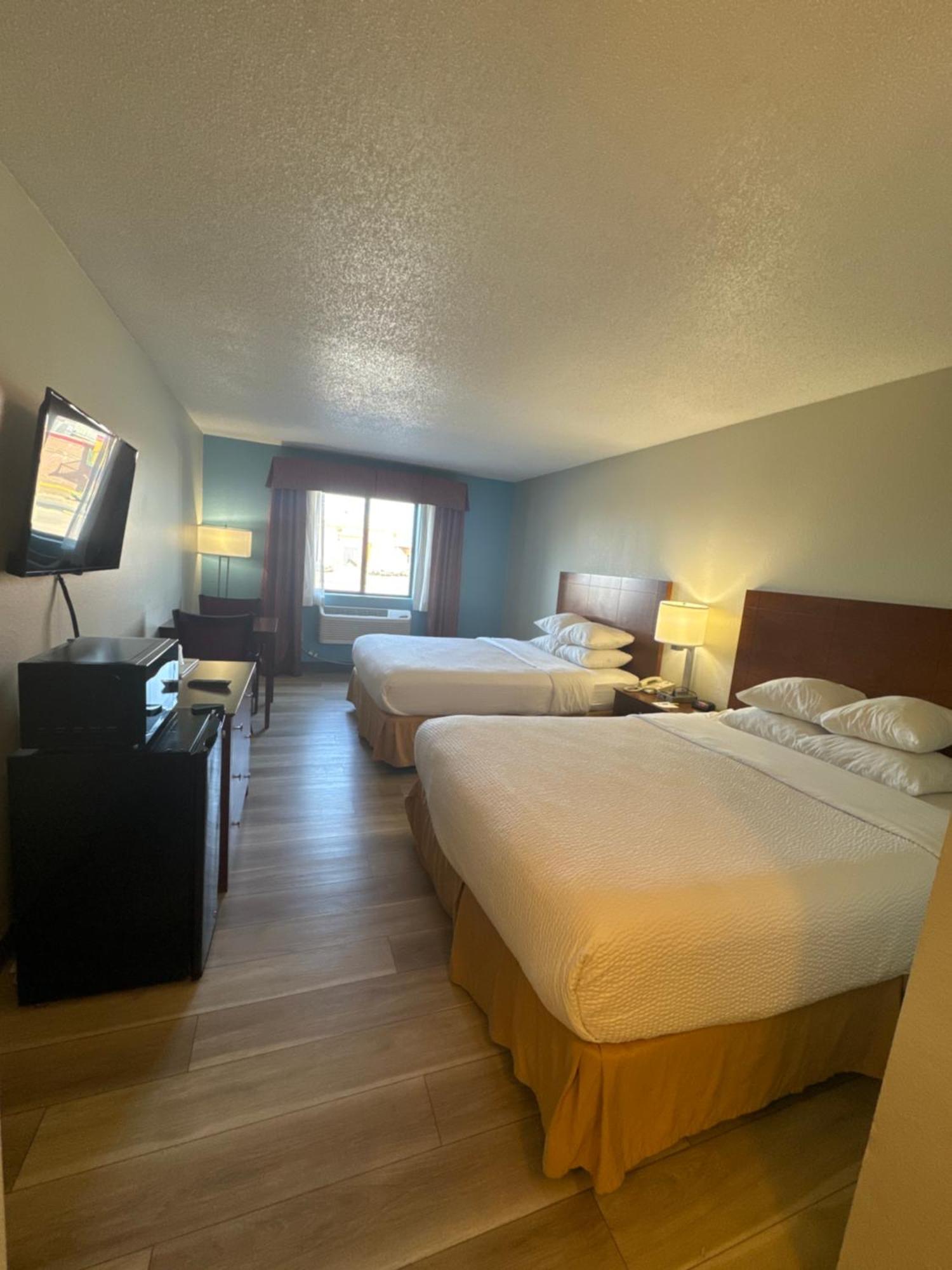 Days Inn By Wyndham Salina I-70 Bagian luar foto