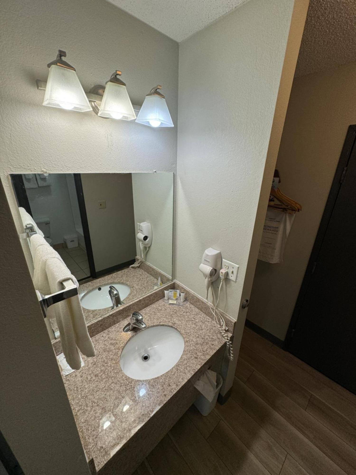 Days Inn By Wyndham Salina I-70 Bagian luar foto