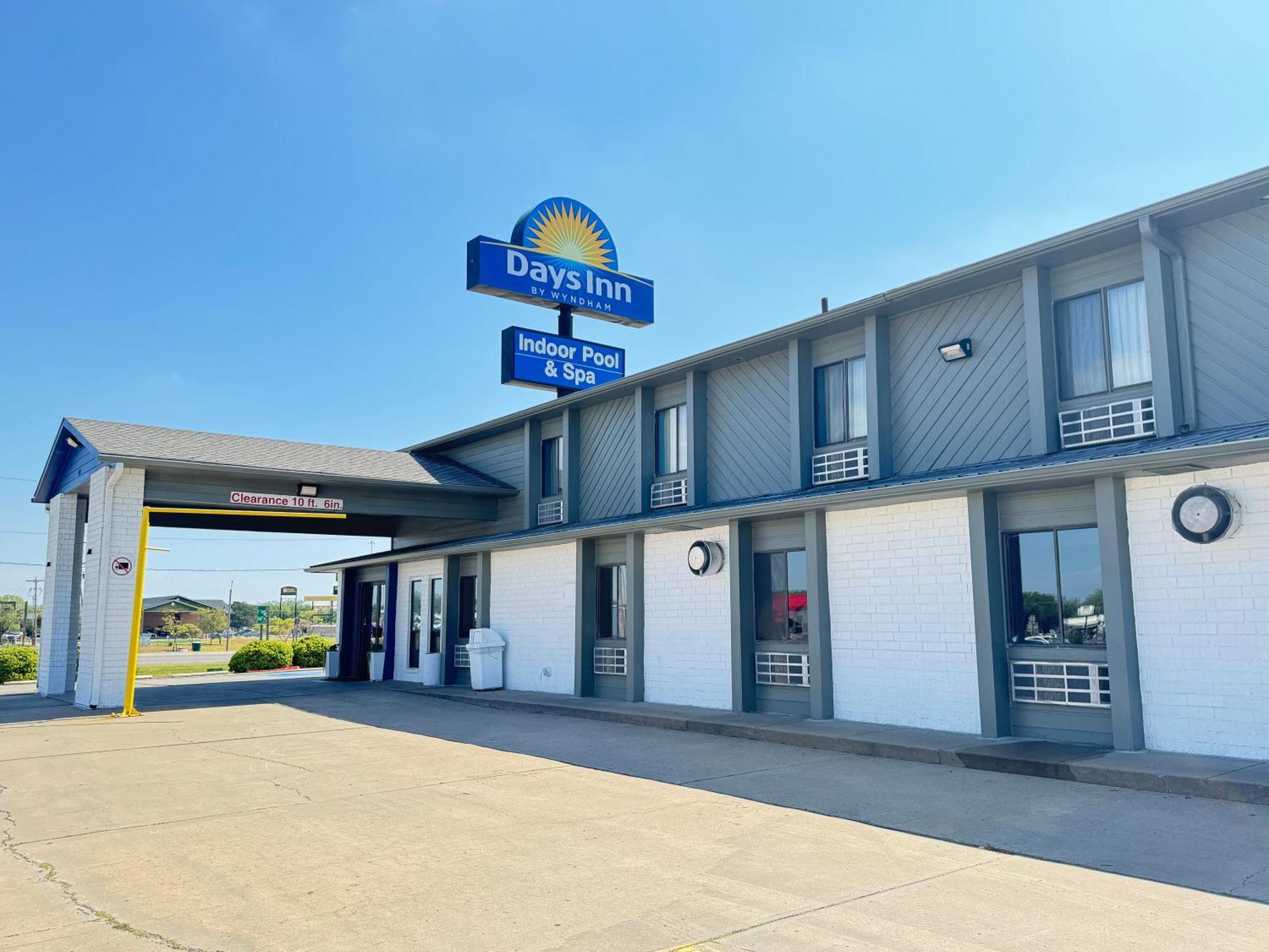 Days Inn By Wyndham Salina I-70 Bagian luar foto