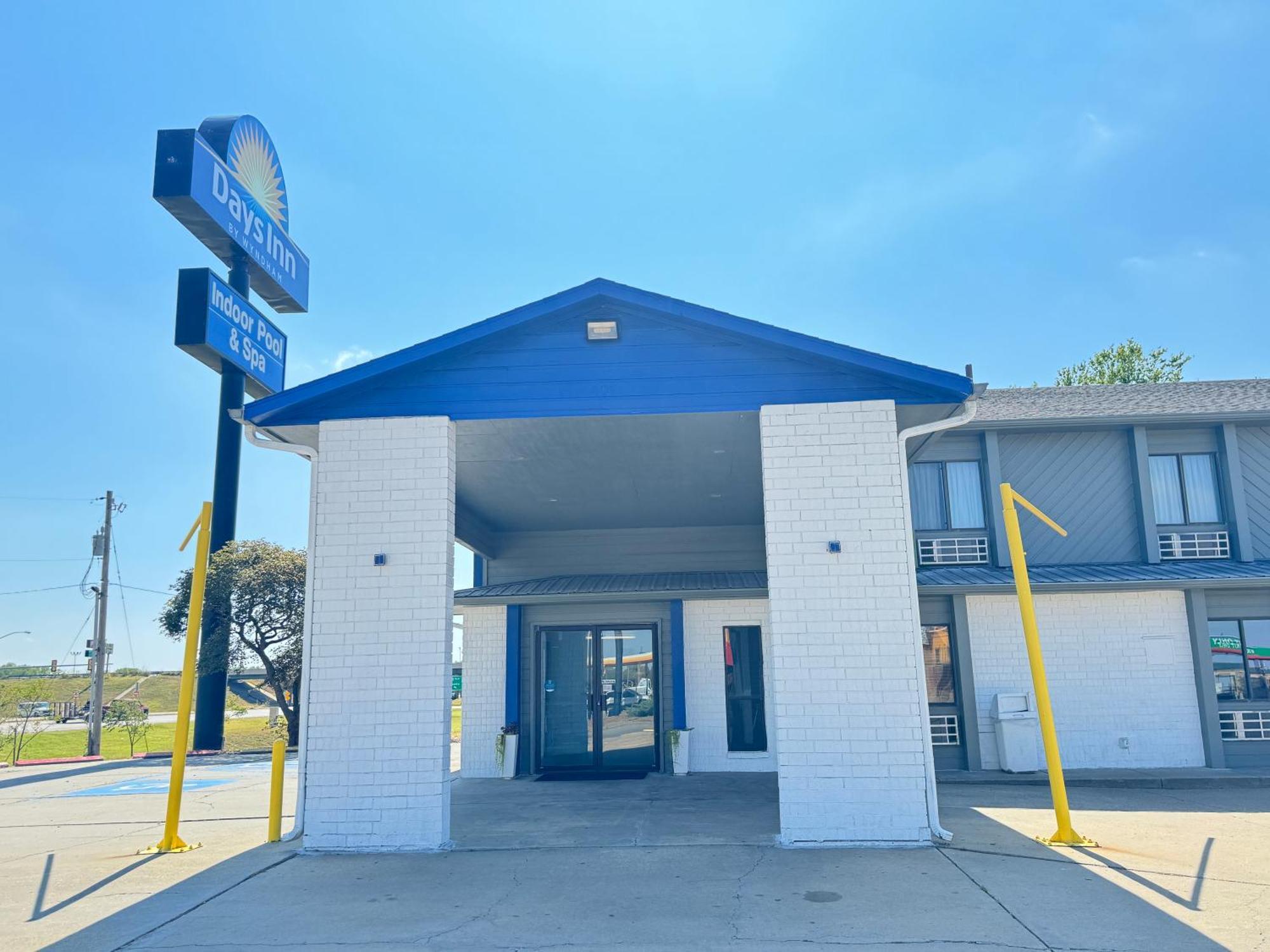 Days Inn By Wyndham Salina I-70 Bagian luar foto