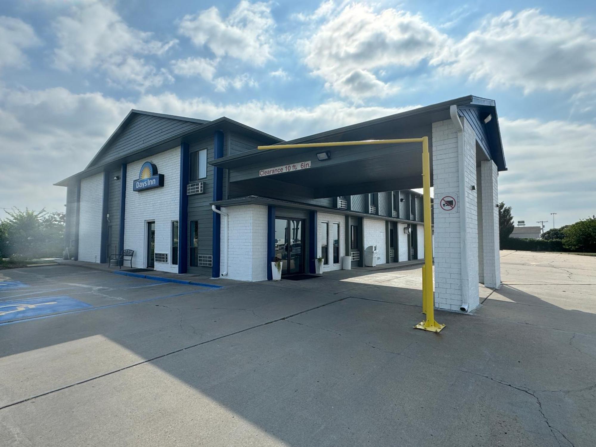 Days Inn By Wyndham Salina I-70 Bagian luar foto