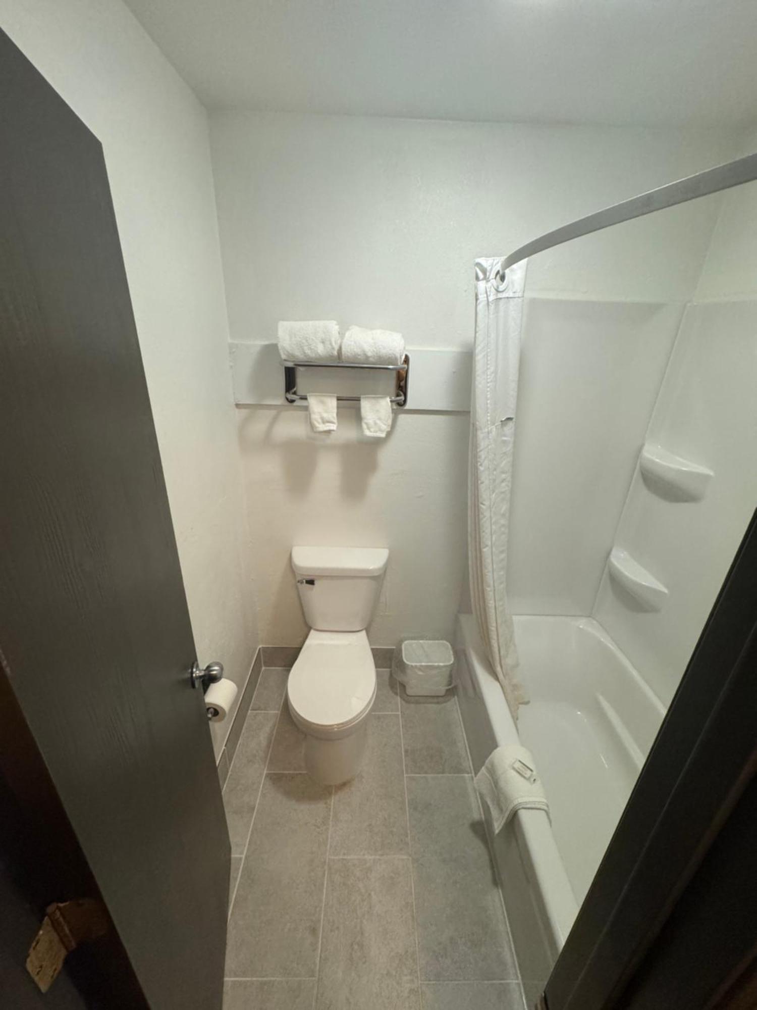 Days Inn By Wyndham Salina I-70 Bagian luar foto