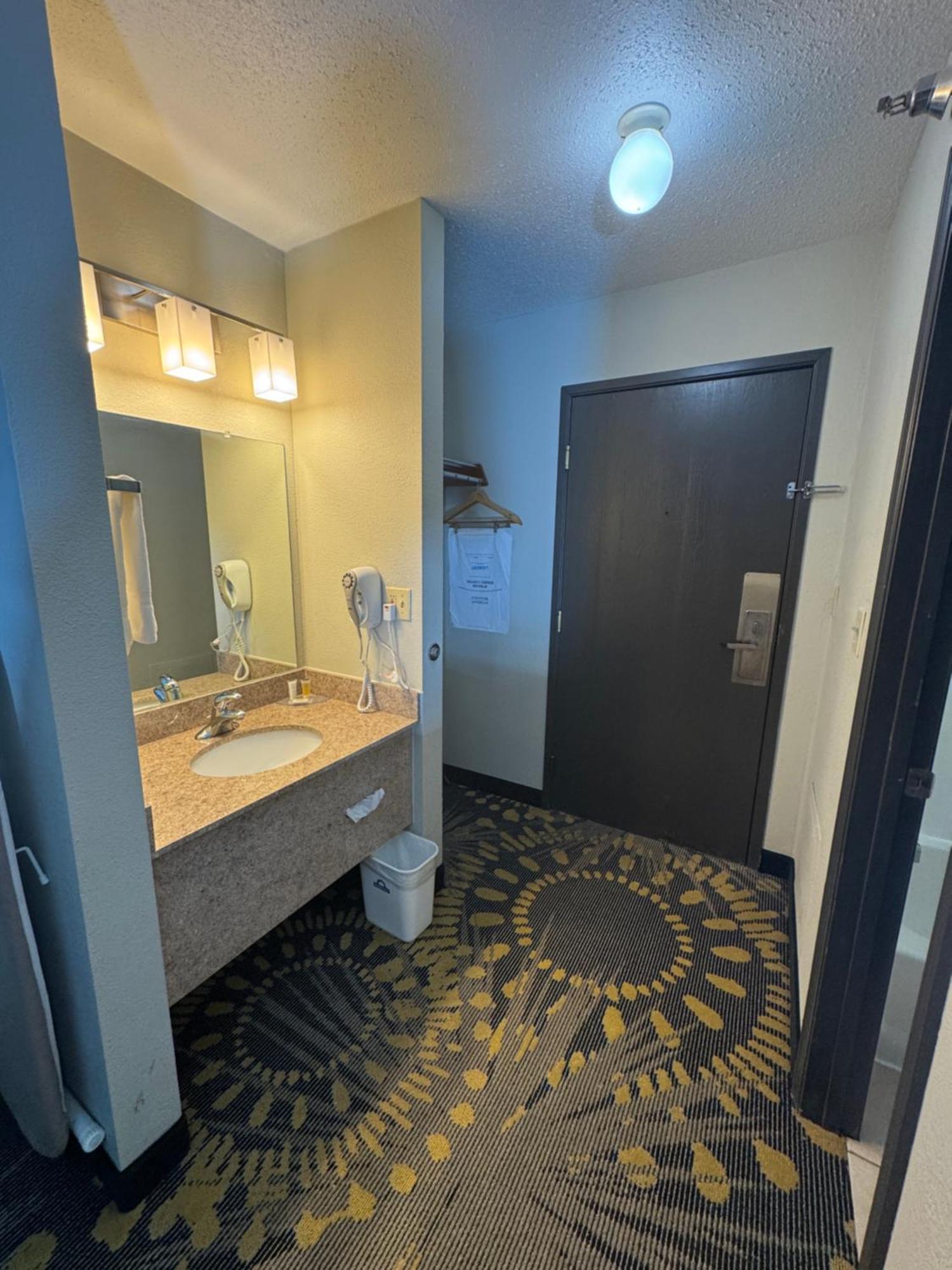 Days Inn By Wyndham Salina I-70 Bagian luar foto
