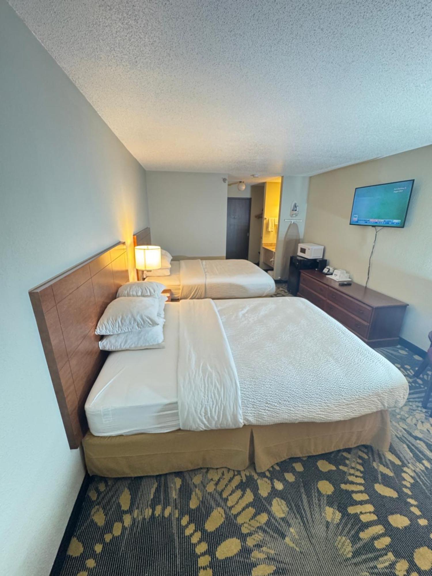 Days Inn By Wyndham Salina I-70 Bagian luar foto