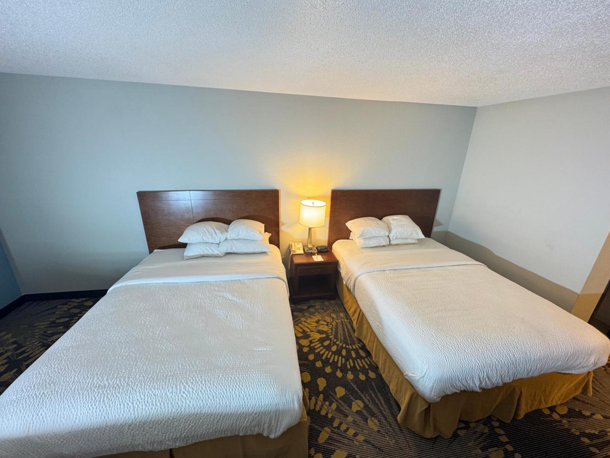 Days Inn By Wyndham Salina I-70 Bagian luar foto