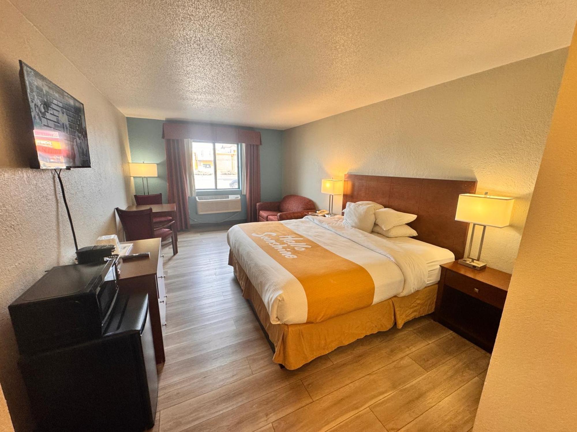 Days Inn By Wyndham Salina I-70 Bagian luar foto