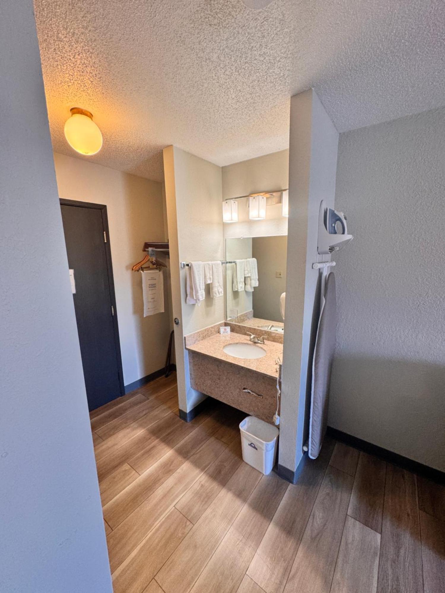 Days Inn By Wyndham Salina I-70 Bagian luar foto