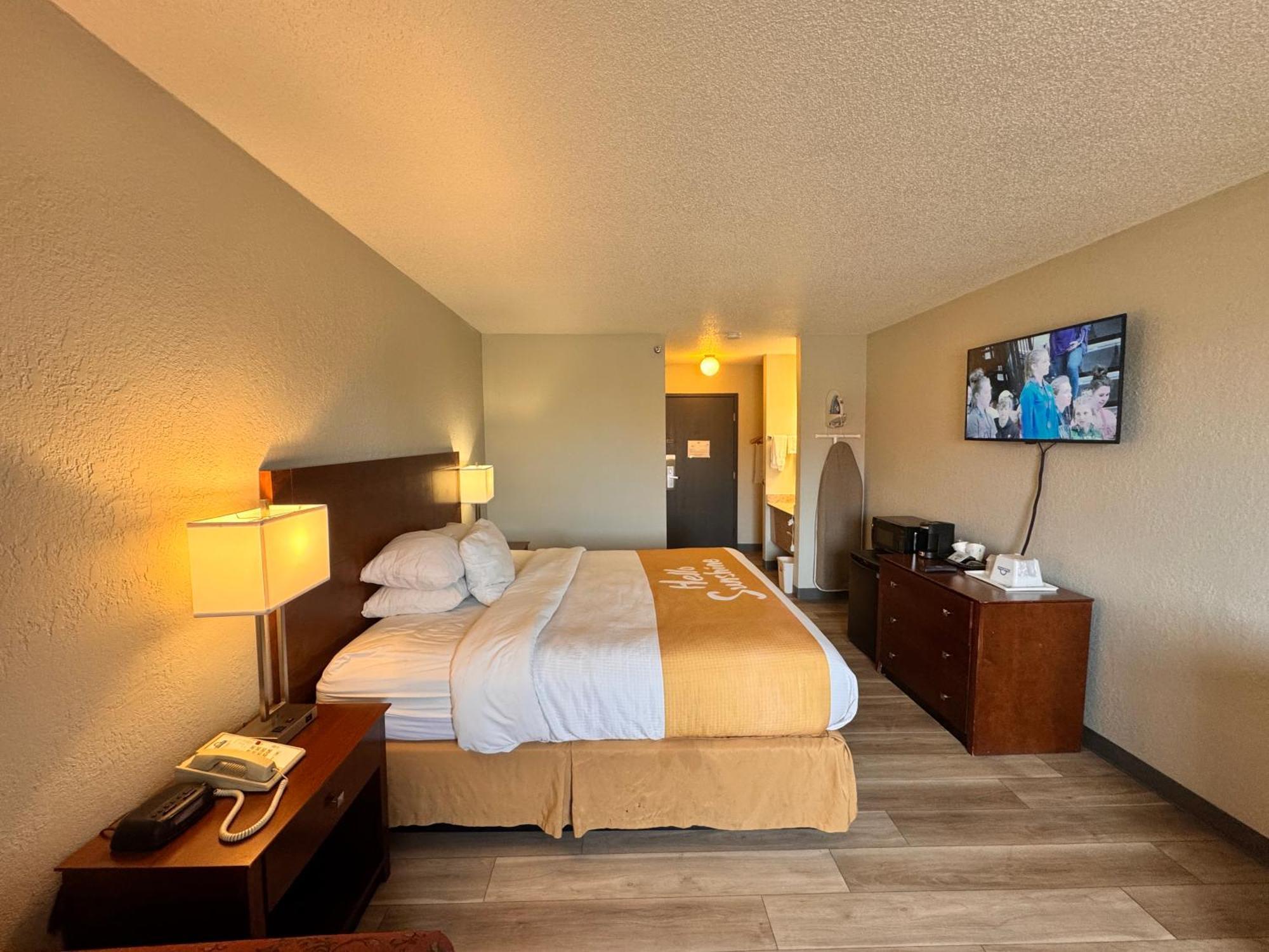 Days Inn By Wyndham Salina I-70 Bagian luar foto