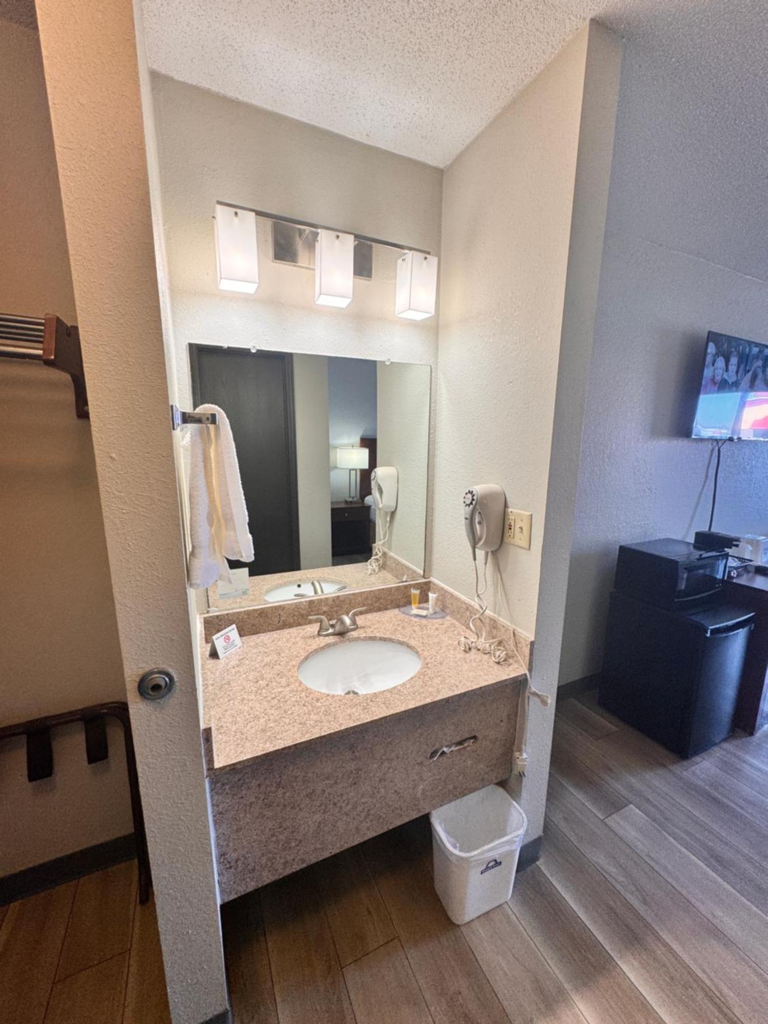 Days Inn By Wyndham Salina I-70 Bagian luar foto