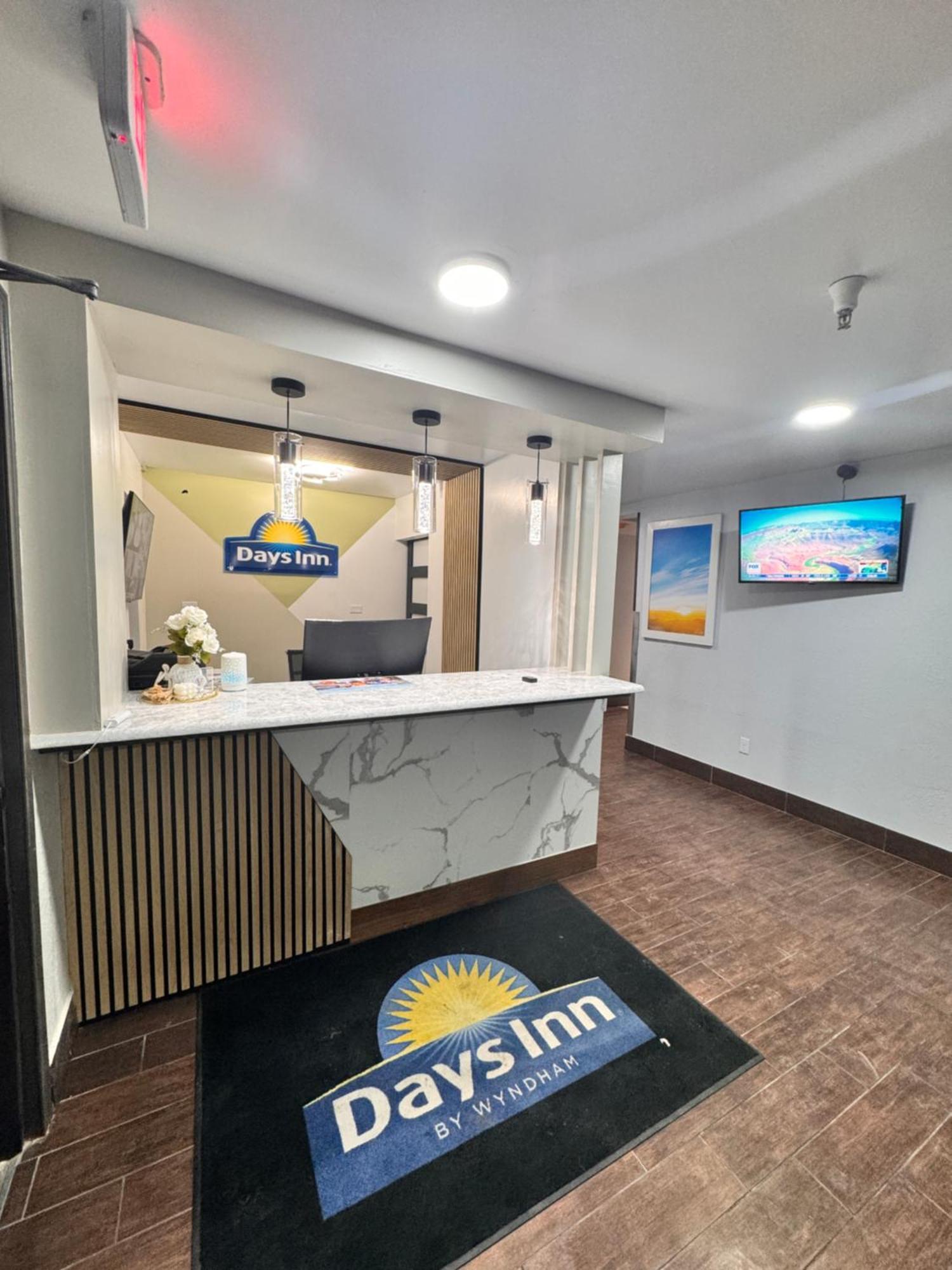 Days Inn By Wyndham Salina I-70 Bagian luar foto