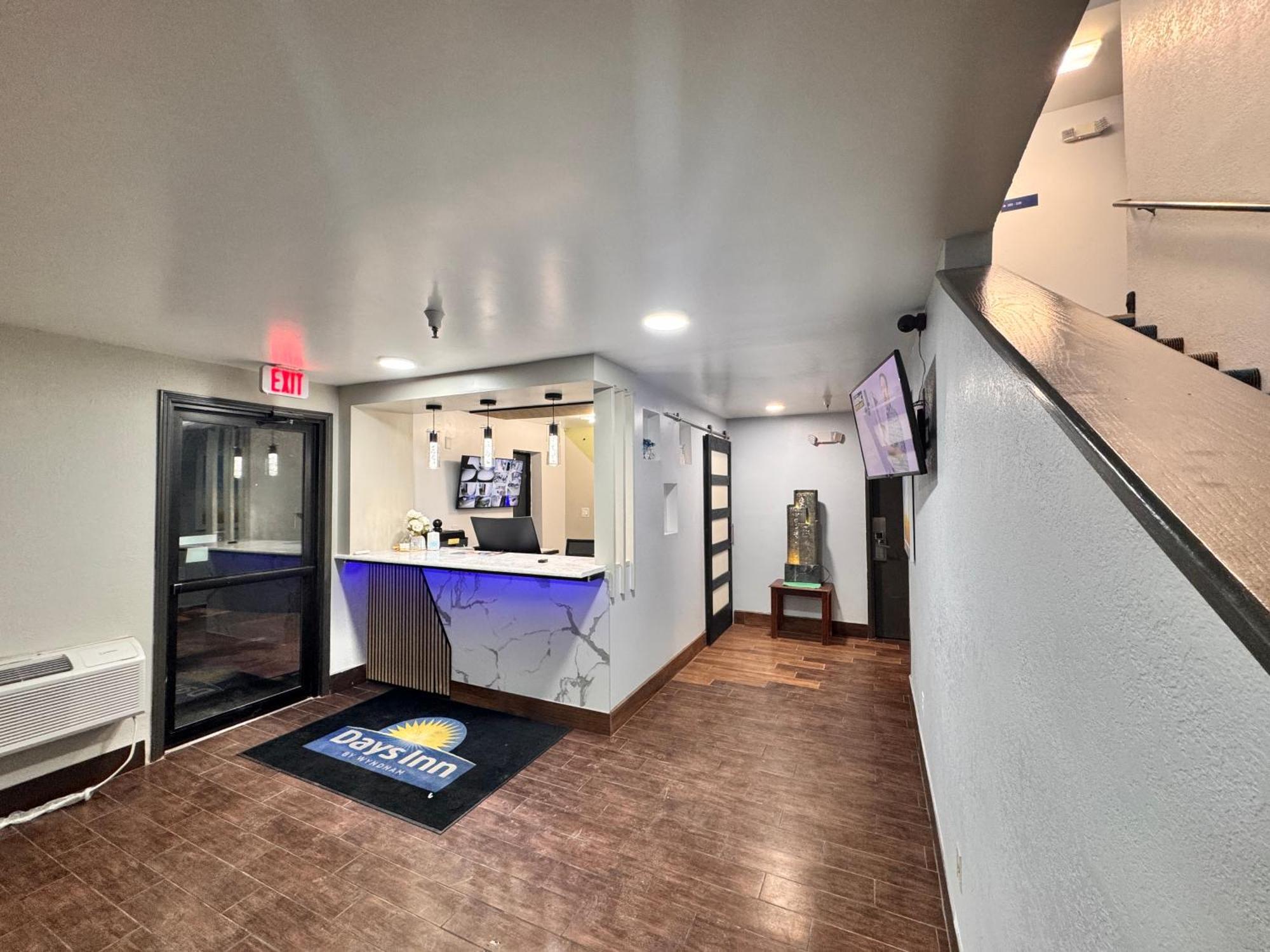 Days Inn By Wyndham Salina I-70 Bagian luar foto