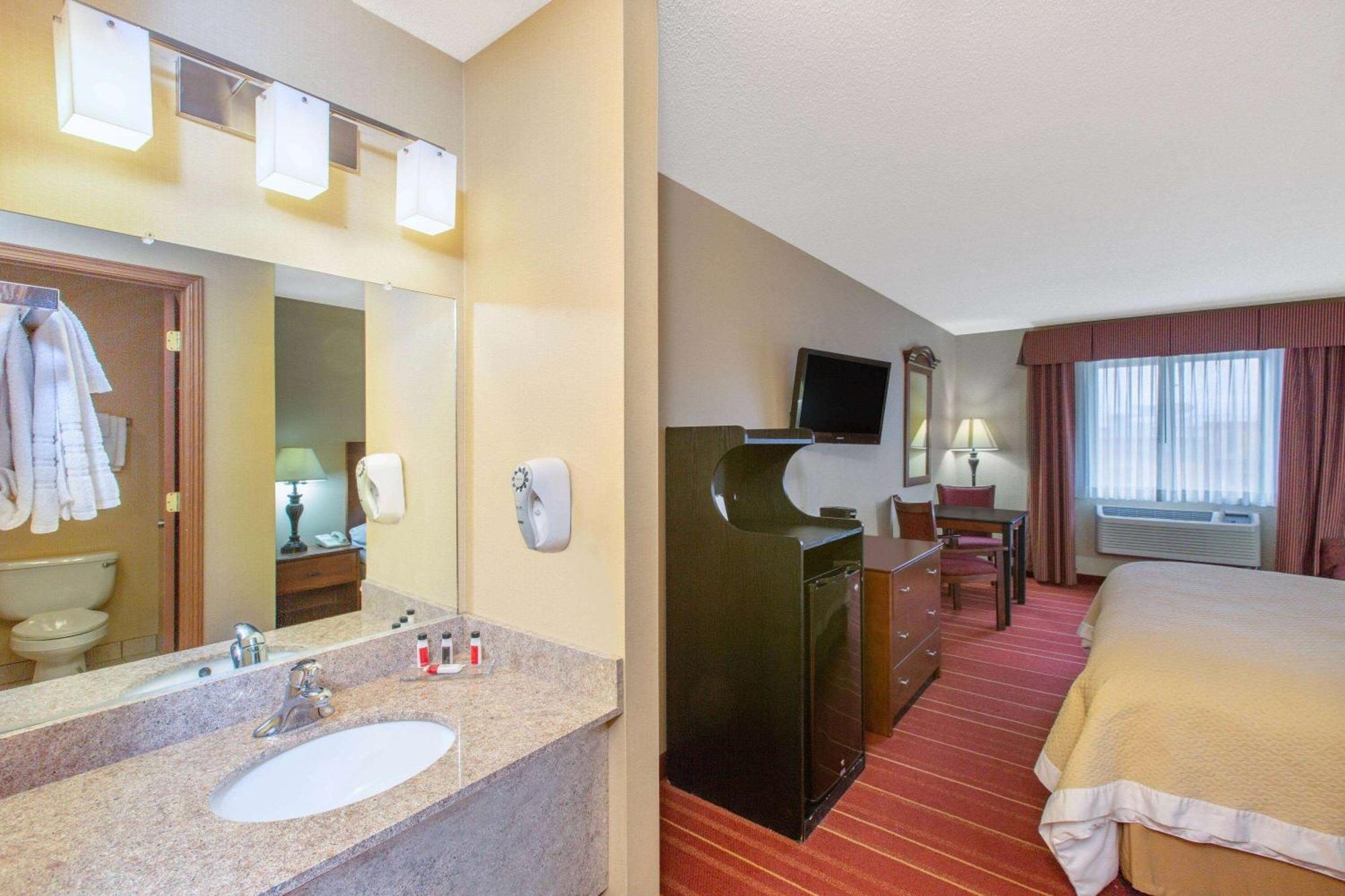 Days Inn By Wyndham Salina I-70 Bagian luar foto