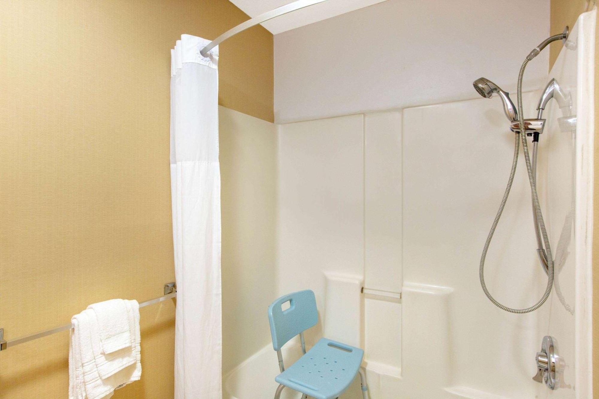 Days Inn By Wyndham Salina I-70 Bagian luar foto