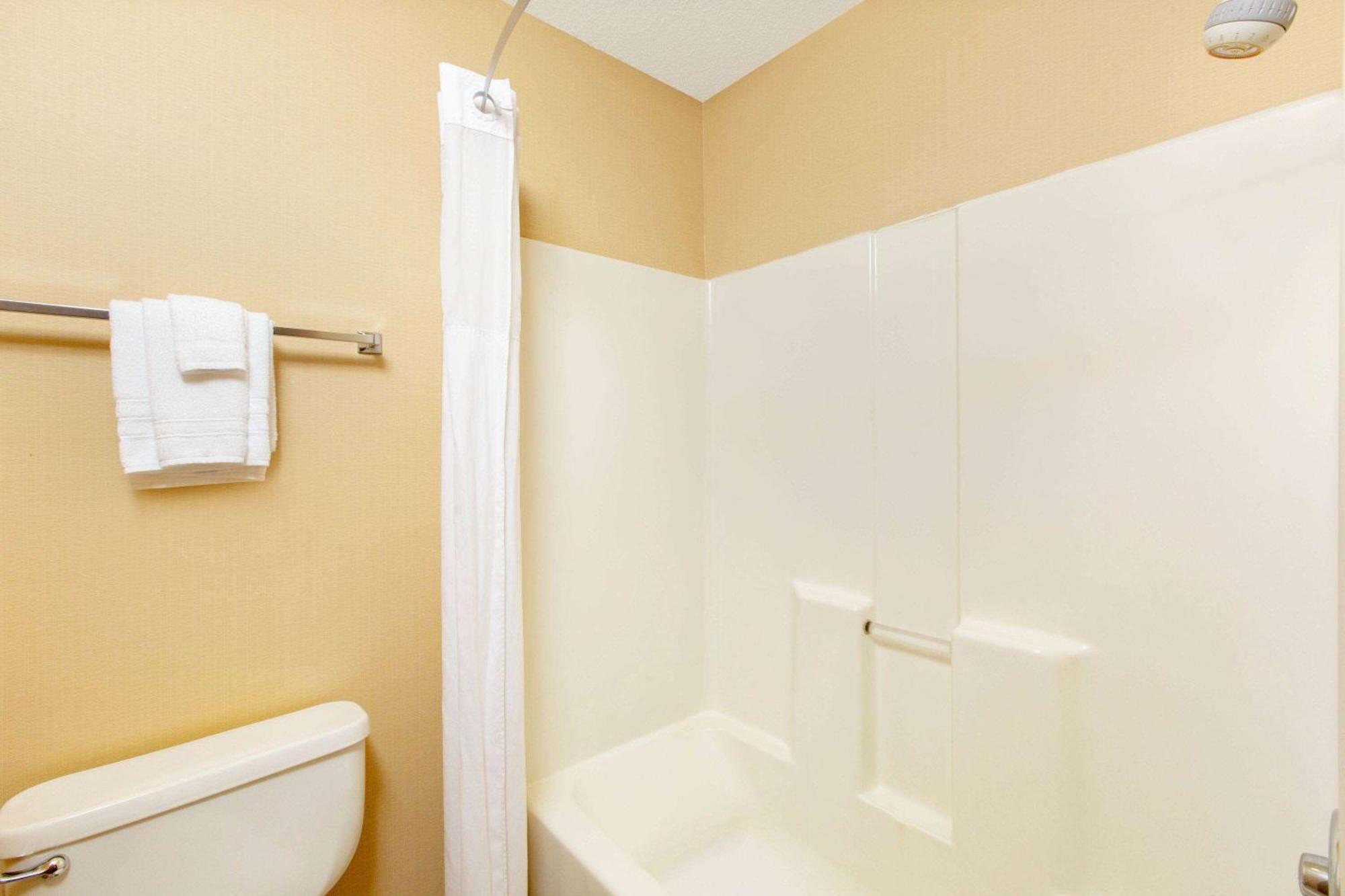 Days Inn By Wyndham Salina I-70 Bagian luar foto