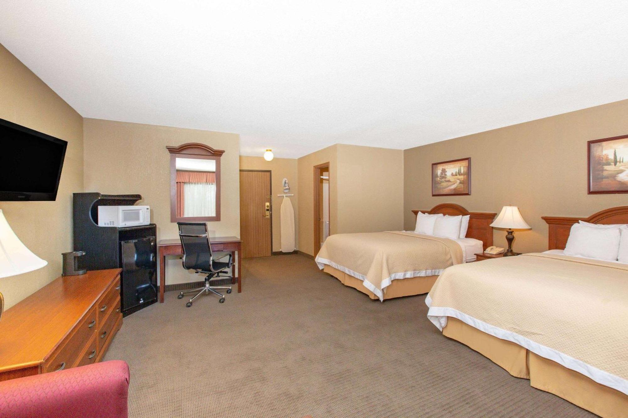 Days Inn By Wyndham Salina I-70 Bagian luar foto