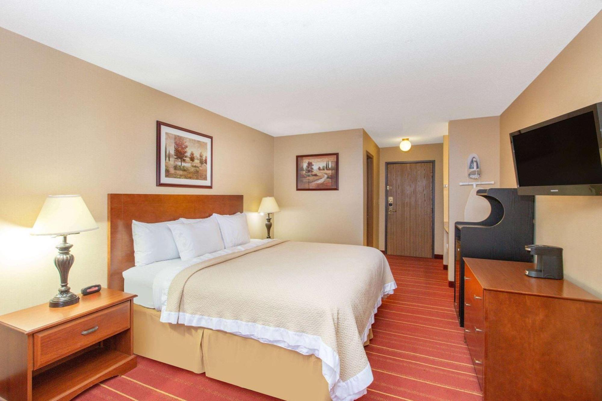 Days Inn By Wyndham Salina I-70 Bagian luar foto