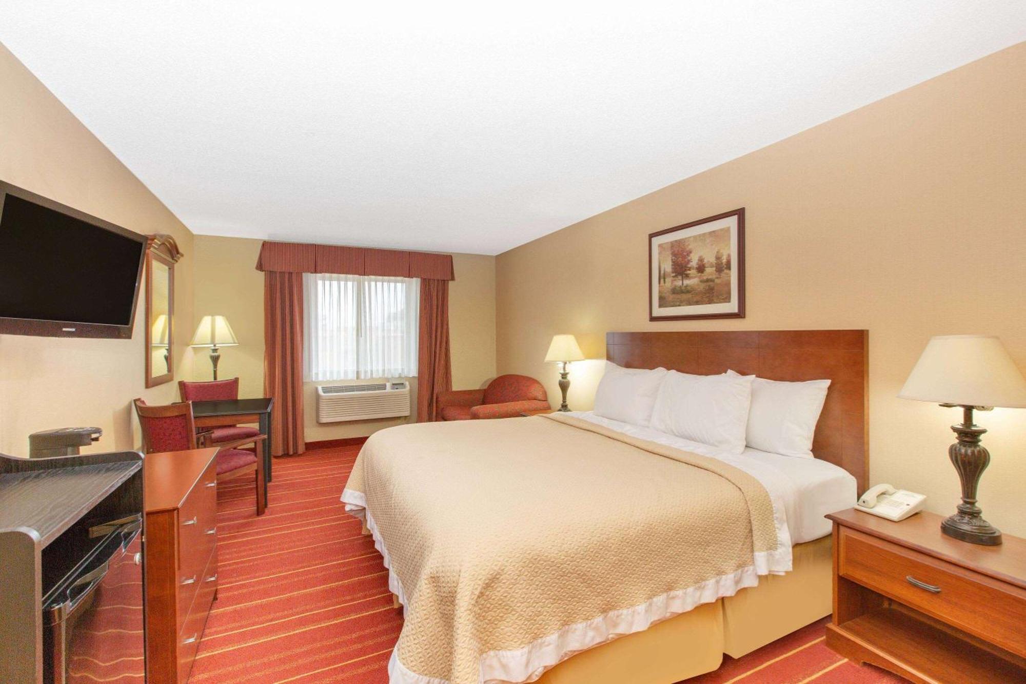 Days Inn By Wyndham Salina I-70 Bagian luar foto