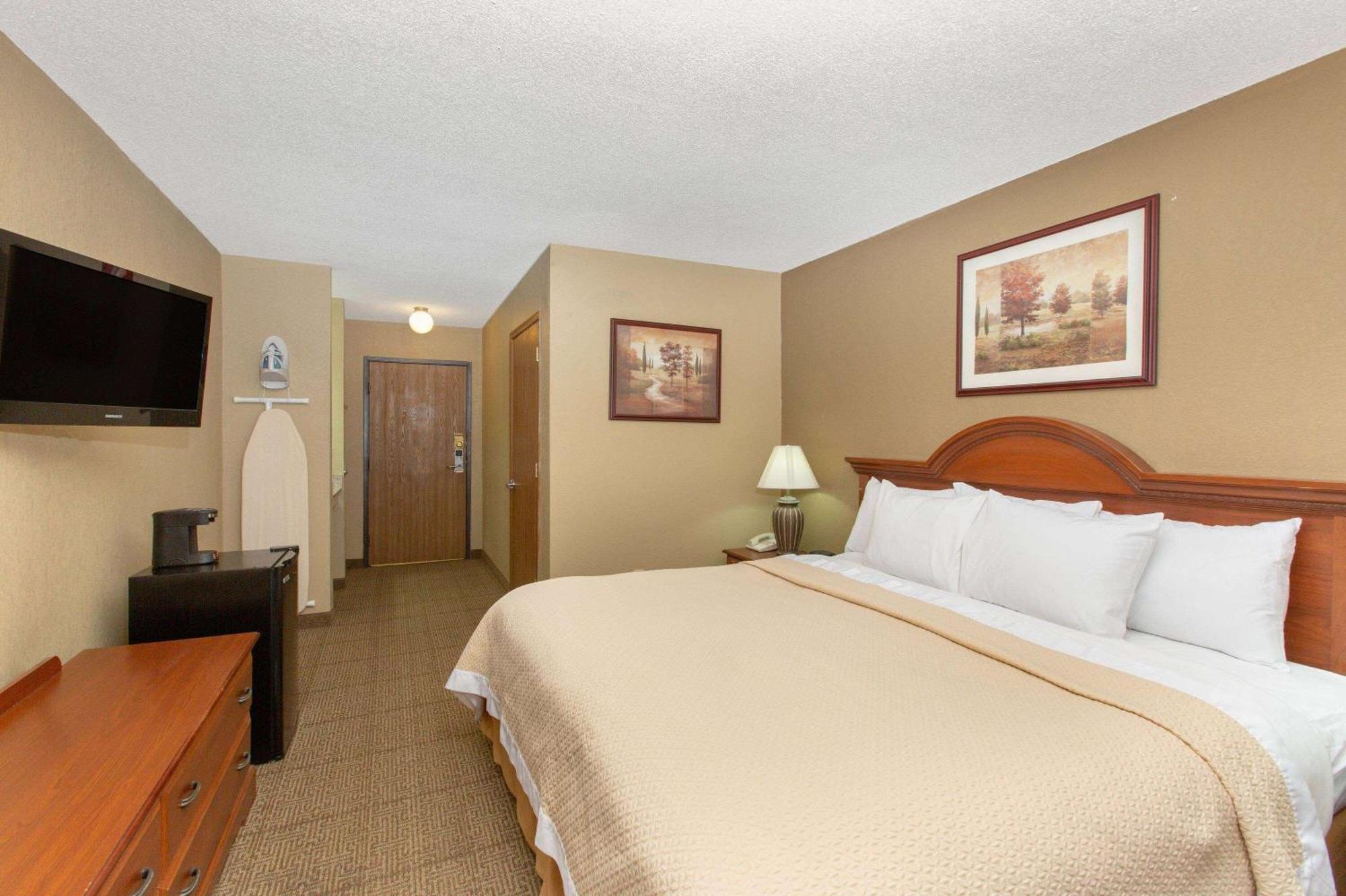 Days Inn By Wyndham Salina I-70 Bagian luar foto