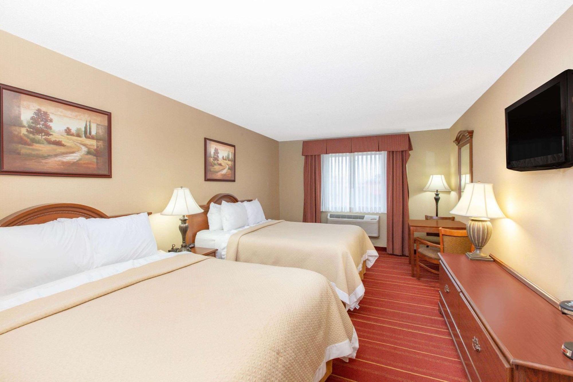 Days Inn By Wyndham Salina I-70 Bagian luar foto