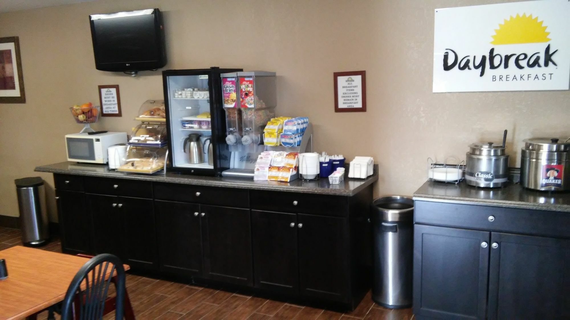 Days Inn By Wyndham Salina I-70 Bagian luar foto
